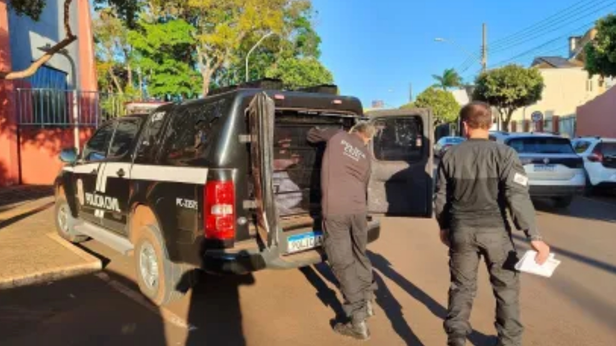 O homem identificado como Adriano Forgiarini foi preso após matar com tiro na cabeça, a esposa Jaqueline Rodrigues Pereira, curada de câncer de mama em março