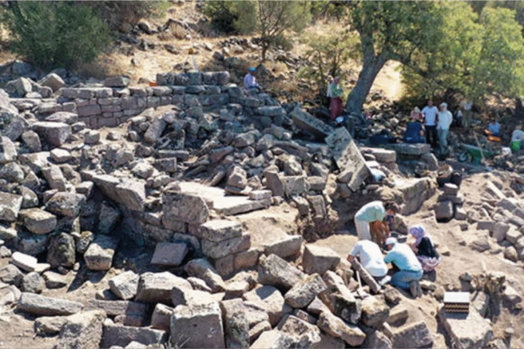 Quase 1.000 vasos em miniatura são encontrados em ruínas de templo da antiguidade 2 vasos 1