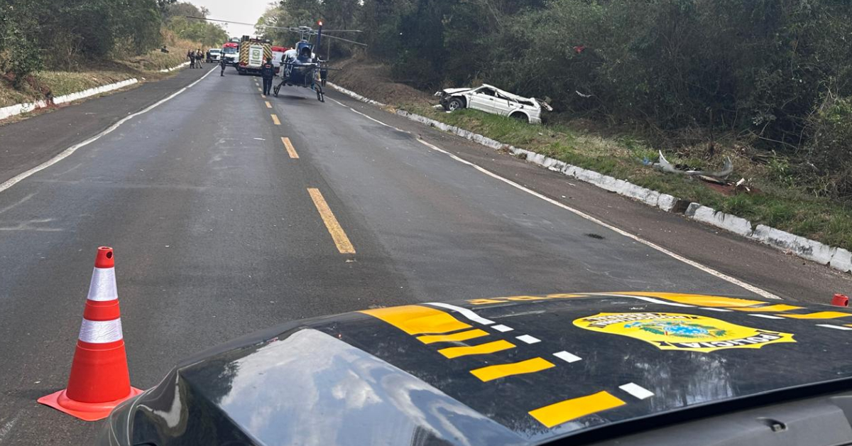 Criança morre após cadeirinha ser ejetada de veículo durante capotamento na BR 376 3 A criança de dois anos morreu após ser ejetada com a cadeirinha, após a colisão em Paranavaí, no Paraná