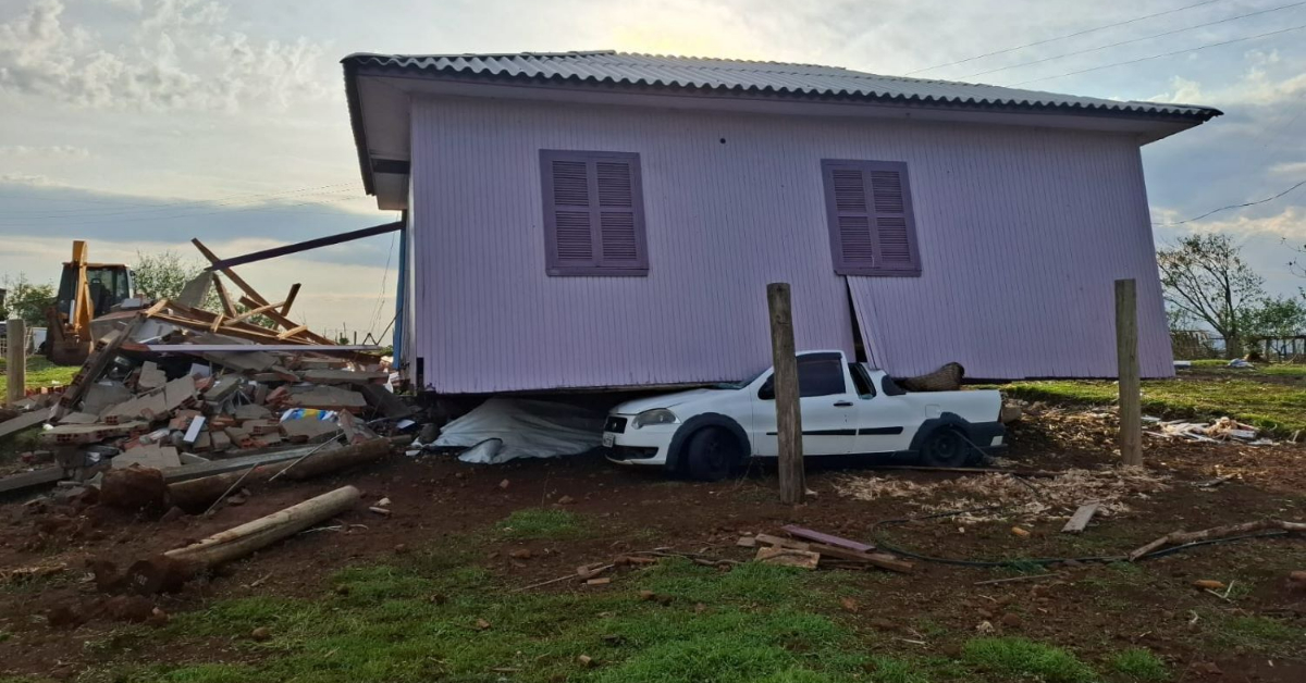 Defesa Civil confirma tornado em Barra Bonita na noite de sábado 3 Segundo próximo a Defesa Civil nas cidades de São Miguel do Oeste e Barra Bonita, houve registro de queda de granizo e danos por conta da passagem de um tornado