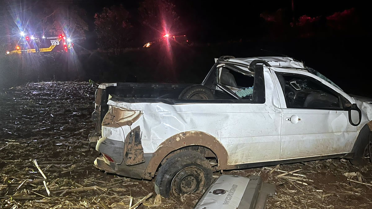 Acidente ocorreu na noite de quarta-feira. Idoso conduzia uma Fiat Strada que saiu da pista e capotou