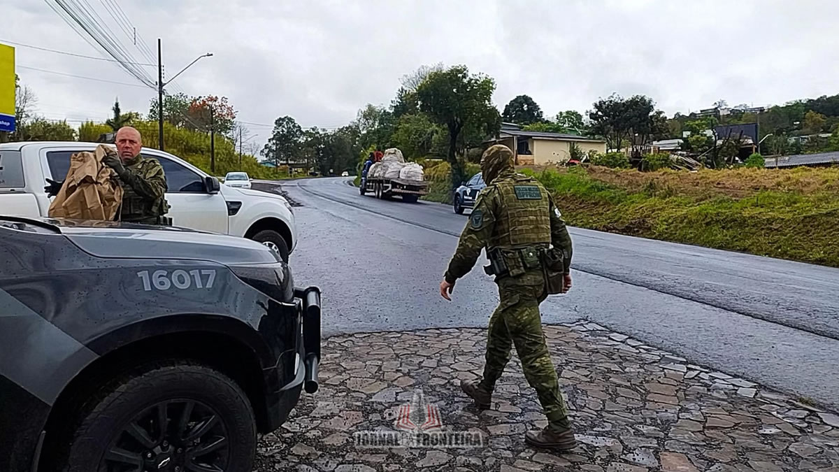 Caminhão carregado com 10 toneladas cobre é apreendido após perseguição, em Barracão 7 Ao receber ordem de parada o motorista iniciou a fuga, no entanto ao chegar a Serra do BNH, ele perdeu o controle e acabou tombando o caminhão