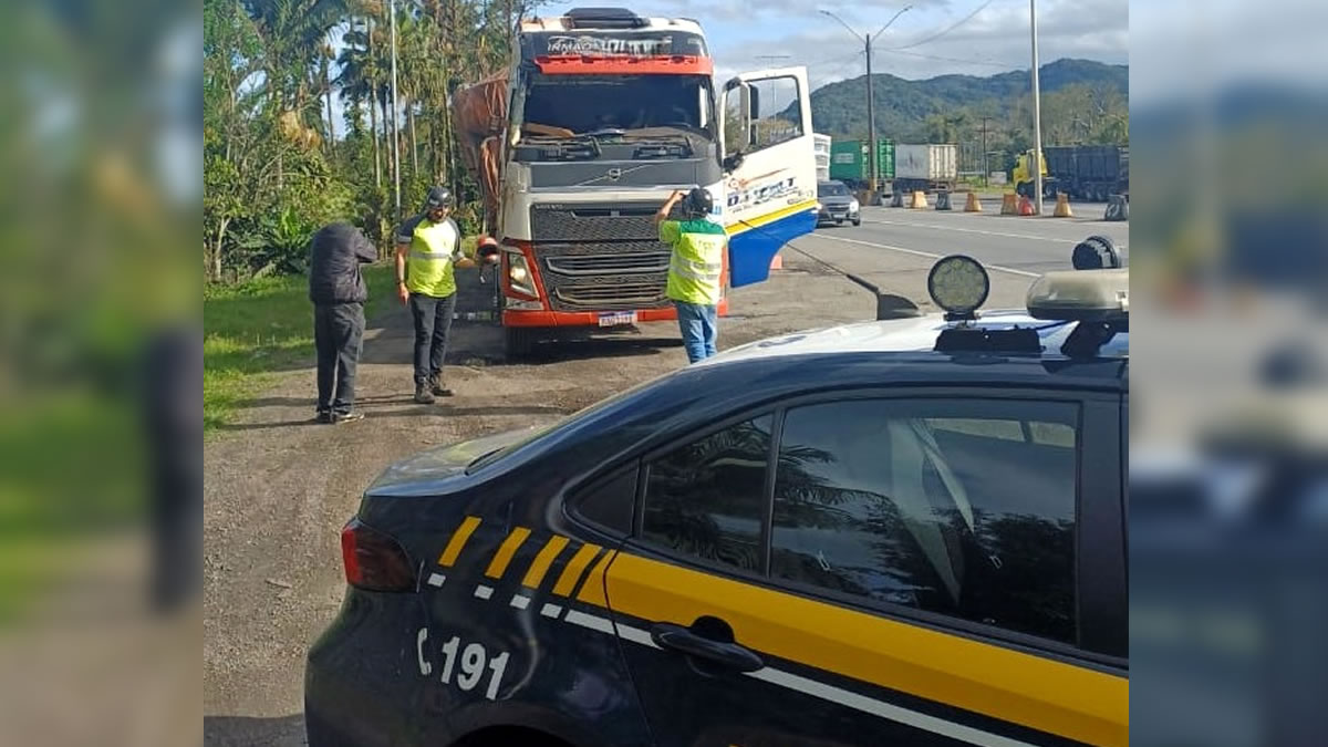 Motorista de carreta sem para brisa anda mais de 2 mil kms usando capacete 4 O motorista disse aos policiais que o destino seria Araranguá, onde fica a oficina da empresa proprietária. A carreta havia tombado no estado do Tocantins