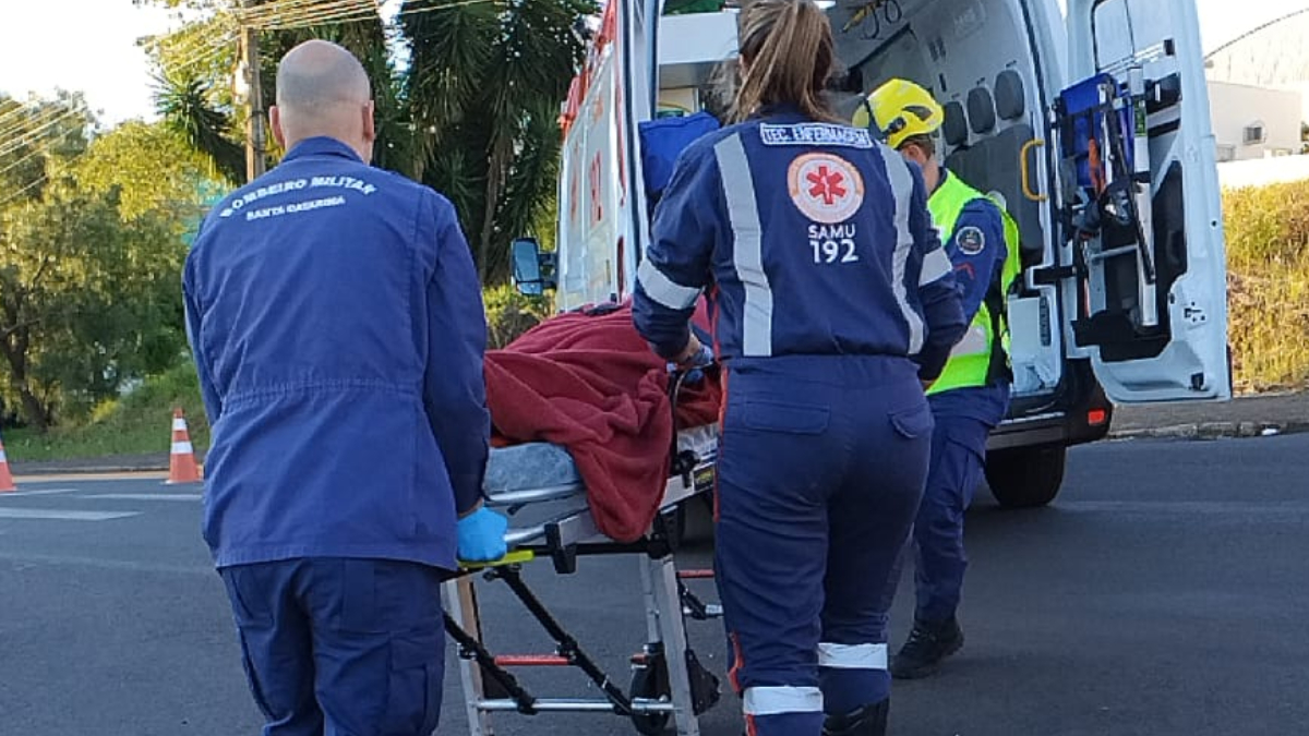 Motociclista fica ferida em acidente no centro de Dionísio Cerqueira 3 Acidente ocorreu no início da noite de quarta-feira. Segundo os bombeiros a motociclista apresentava escoriações e queixava-se de dores no quadril e no tórax