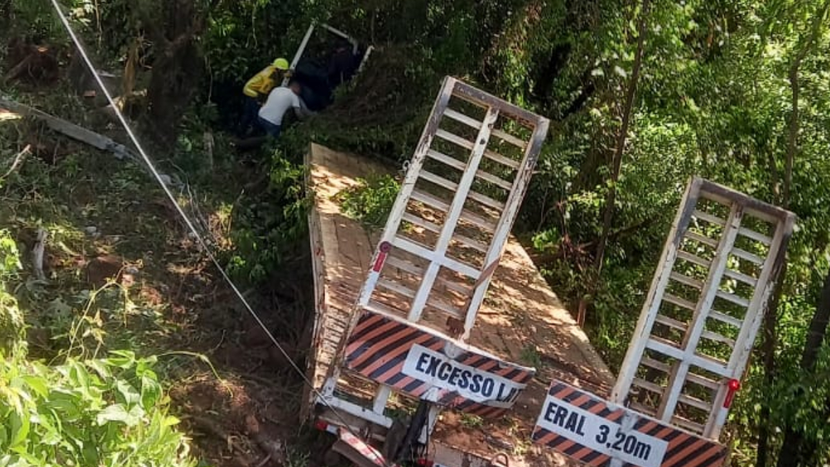 Idoso fica gravemente ferido em colisão entre caminhões na BR-163 3 O idoso estava de carona no Ford cargo, que após a colisão saiu da e despencou em uma ribanceira de aproximadamente 70 metros