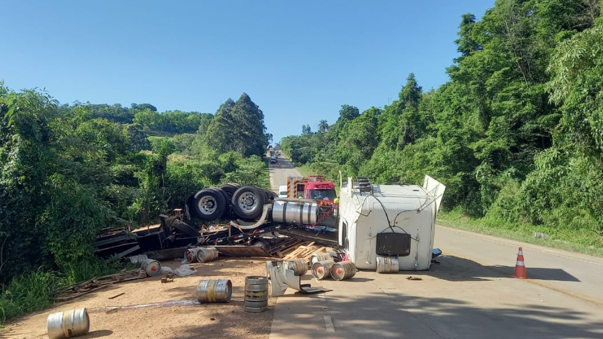 Idoso fica gravemente ferido em colisão entre caminhões na BR-163 4 O idoso estava de carona no Ford cargo, que após a colisão saiu da e despencou em uma ribanceira de aproximadamente 70 metros