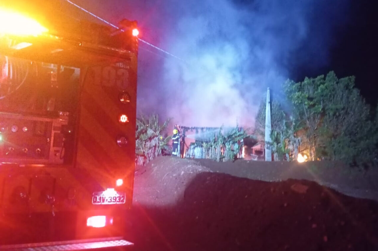 Homem é agredido e tem casa incendiada após convidar andarilho para o local 3 A ocorrência foi registrada na noite de quarta-feira, em São José do Cedro. Aos policiais o homem disse que havia conhecido o andarilho um dia antes e o convidado para ficar em sua