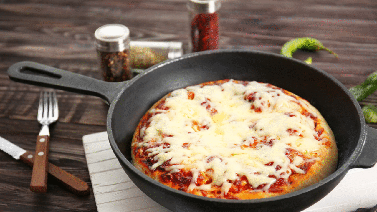 Pizza de frigideira: o sabor da pizzaria em minutos, direto do seu fogão 3 Pizza de frigideira: o sabor da pizzaria em minutos, direto do seu fogão