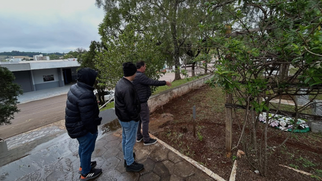 São José do Cedro realiza limpeza e manutenção no Cemitério para o Dia de Finados 5 Heloisa L 2 4
