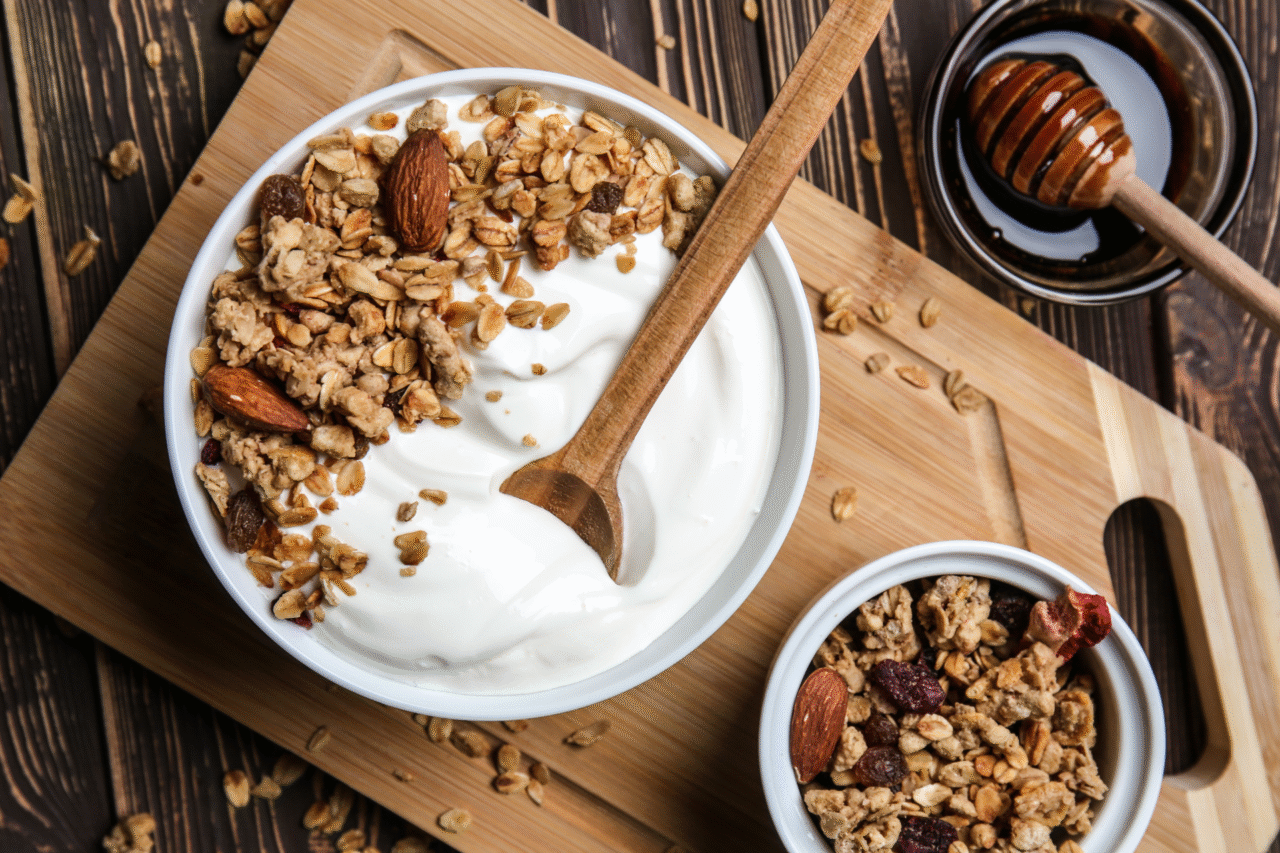Tigela de iogurte natural com mel e granola artesanal: um doce encontro entre sabor, leveza e saúde 1 Heloisa L 29 4