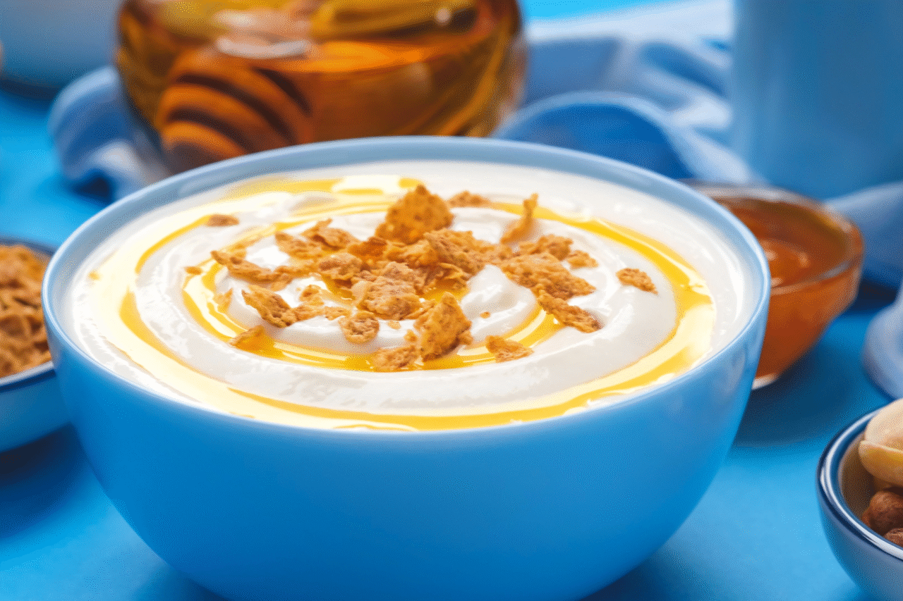 Tigela de iogurte natural com mel e granola artesanal: um doce encontro entre sabor, leveza e saúde 3 Tigela de iogurte natural com mel e granola artesanal: um doce encontro entre sabor, leveza e saúde