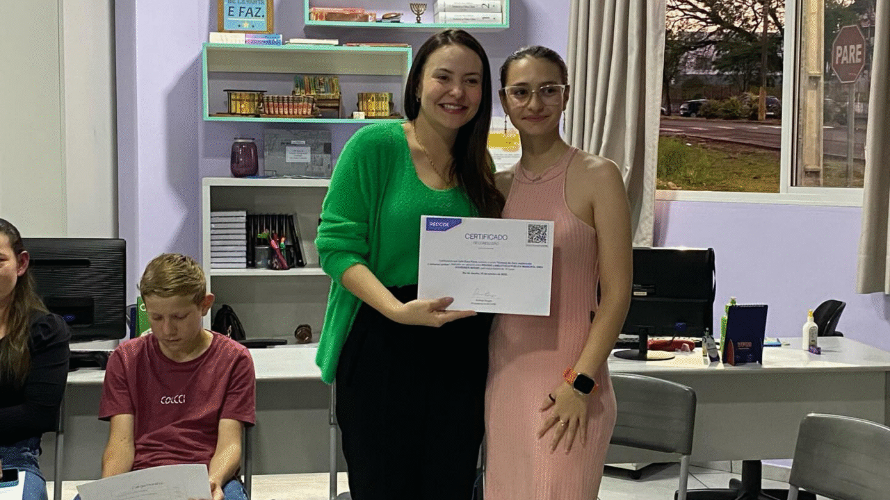 Biblioteca Municipal de Dionísio Cerqueira forma 20 alunos em curso de Computação 3 Heloisa L 57 1