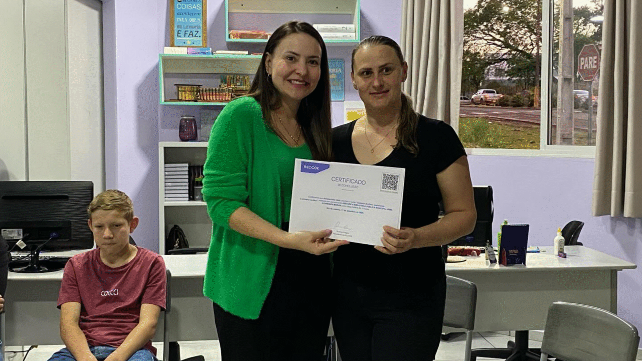 Biblioteca Municipal de Dionísio Cerqueira forma 20 alunos em curso de Computação 7 Heloisa L 63 1