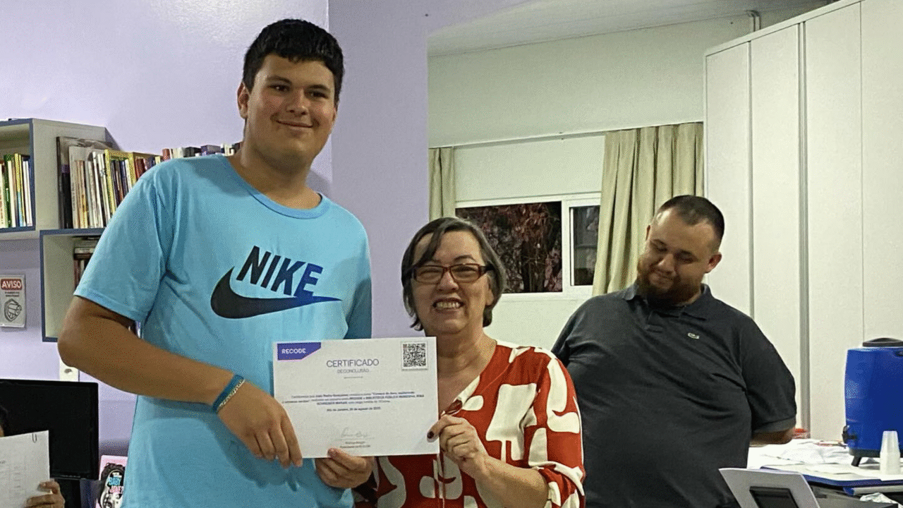 Biblioteca Municipal de Dionísio Cerqueira forma 20 alunos em curso de Computação 8 Heloisa L 64 1