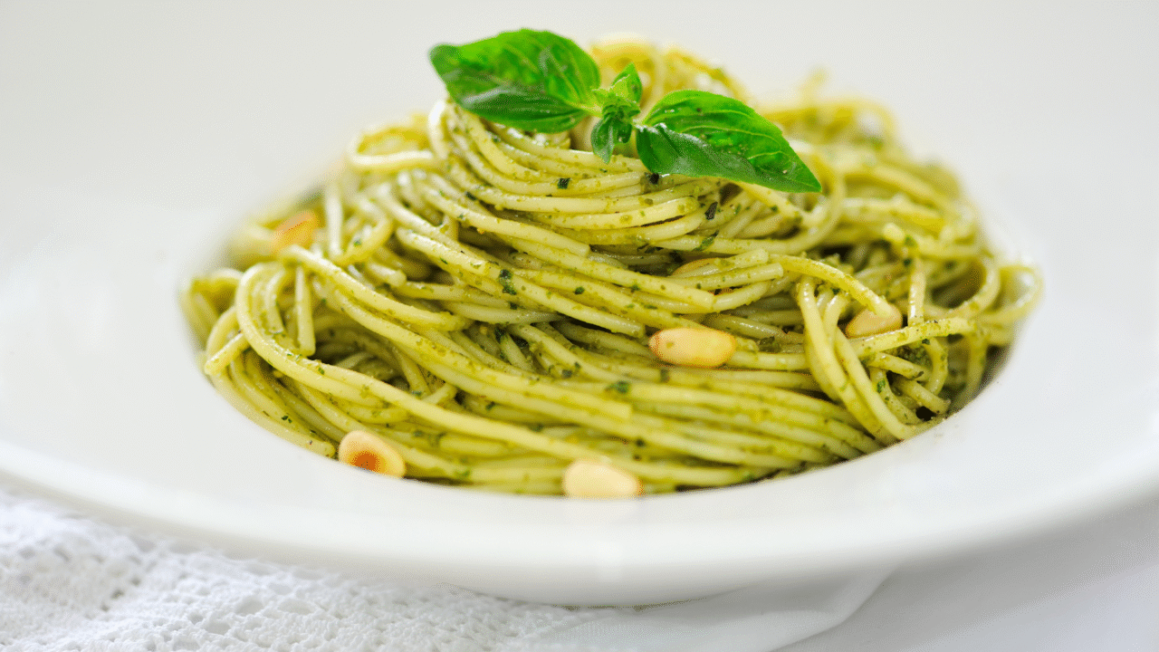 Macarrão ao molho pesto: um clássico italiano que conquista pelo sabor e pela simplicidade 3 Macarrão ao molho pesto: um clássico italiano que conquista pelo sabor e pela simplicidade