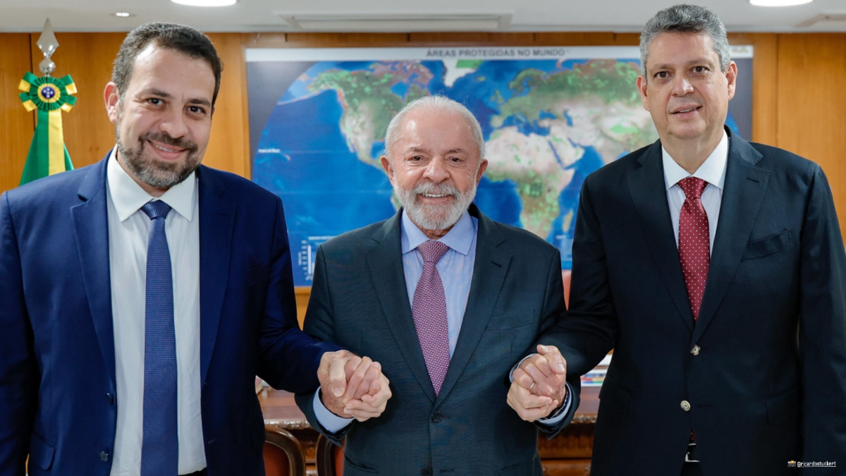 Lula anuncia Boulos como ministro da Secretaria Geral da República 3 Lula tem dito a aliados que pretendia nomear Boulos para o cargo desde março; deputado entra no lugar do ministro Márcio Macêdo