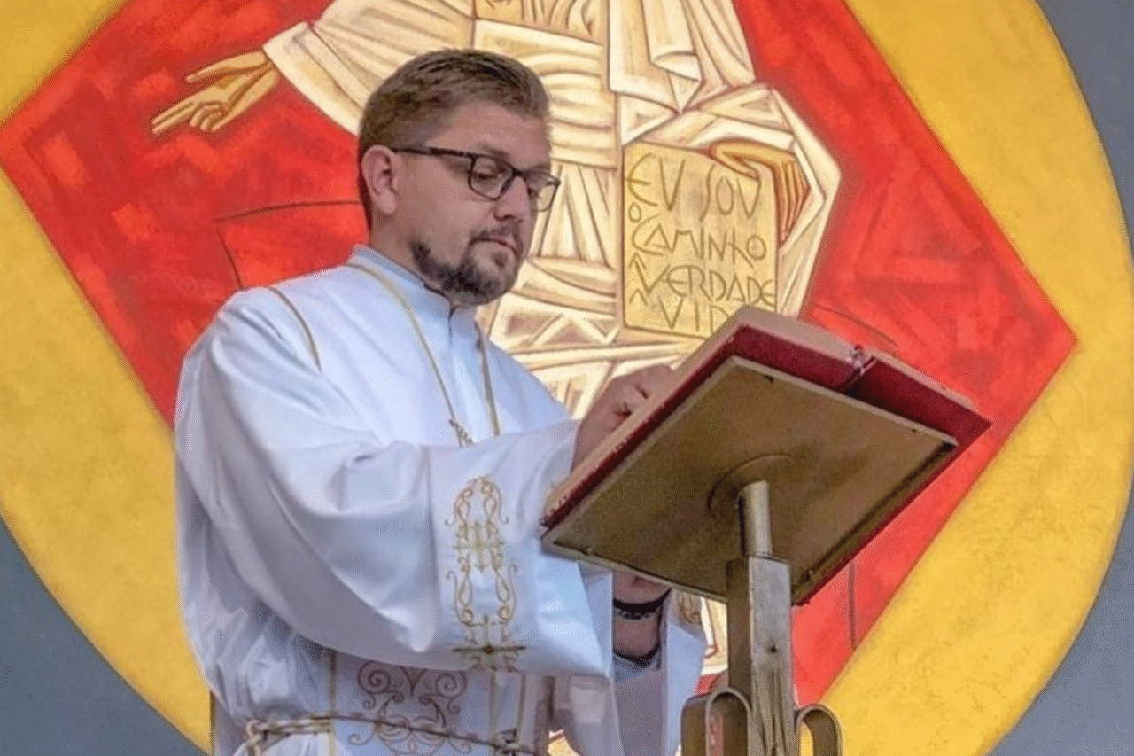 Padre incentiva fantasias de santos e discurso viraliza como alternativa ao Halloween 9 Paróquia em Santa Catarina incentiva crianças a se vestirem de santos durante a Festa de Todos os Santos, como alternativa ao Halloween, e iniciativa viraliza.