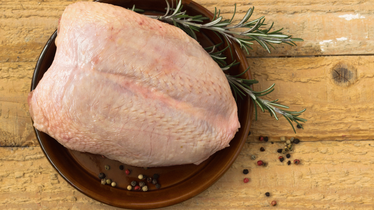 Retirar a pele do frango antes do preparo pode ser um erro: estudos mostram que ela garante sabor, maciez e até gorduras “do bem”.