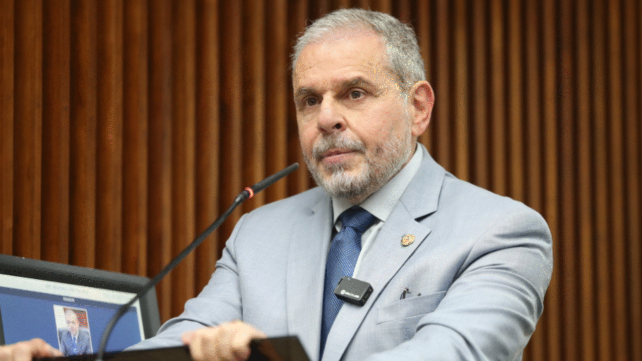 Deputado propõe medidas de segurança para policiais aposentados ameaçados no Paraná 3 Projeto de lei de Ricardo Arruda propõe proteção a policiais aposentados em situação de risco no Paraná, com medidas definidas pela Segurança Pública.