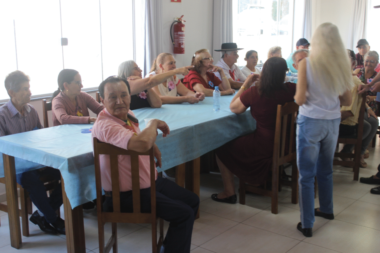 Barracão celebra o Dia do Idoso em tarde animada com a "Matinê da Primavera" 13 crys 14 5
