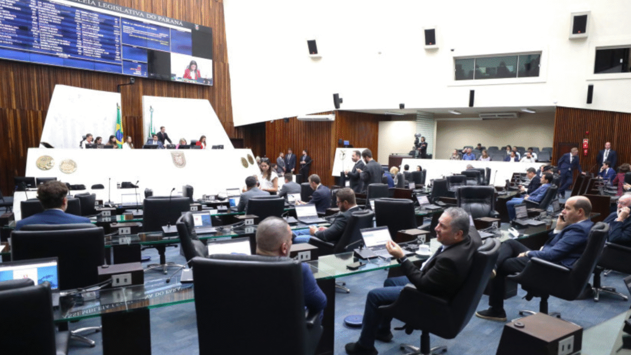 Assembleia aprova projeto que amplia apoio a famílias endividadas no Paraná 3 Assembleia do Paraná aprova projeto que obriga divulgação do CEJUSC Endividados para ampliar apoio a famílias superendividadas.