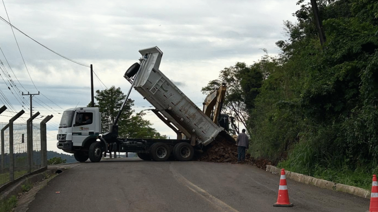 Secretaria de Obras de São José do Cedro realiza melhorias na estrada de acesso à Linha Mariflor 4 Intervenção visa aumentar a segurança e garantir melhores condições de trafegabilidade no trecho próximo à UNOESC