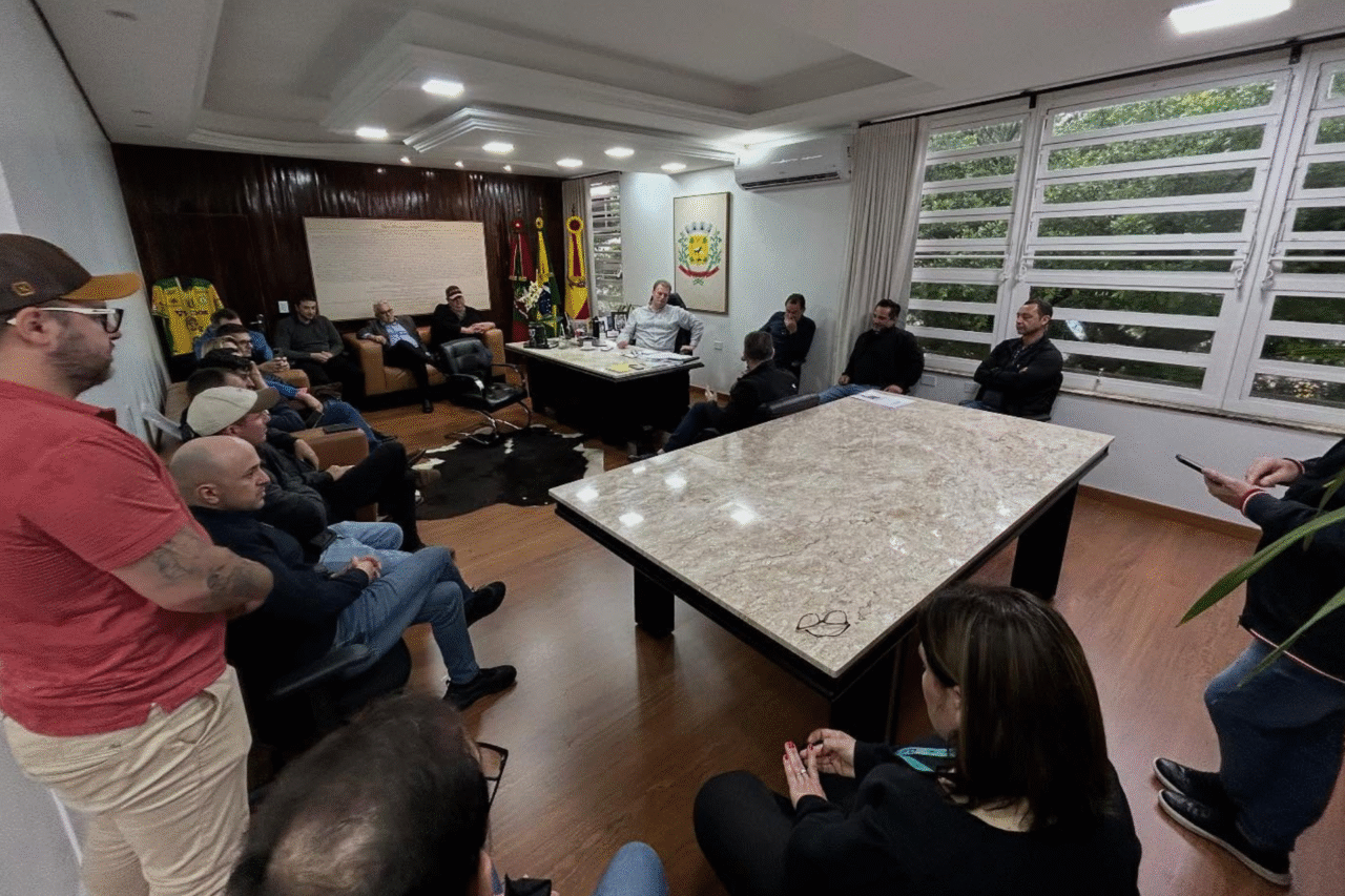 São José do Cedro recebe R$ 1 milhão para investimentos em infraestrutura 4 O deputado federal Fabio Schiochet esteve presente no gabinete do prefeito para oficializar a destinação de R$ 1 milhão em recursos federais