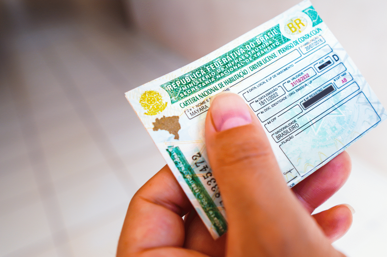 CNH vencida gera multa grave e veículo retido se o motorista não renovar 9 Condutor tem 30 dias após o vencimento para renovar a CNH sem penalidades. Confira regras atualizadas e como solicitar a renovação no Detran.