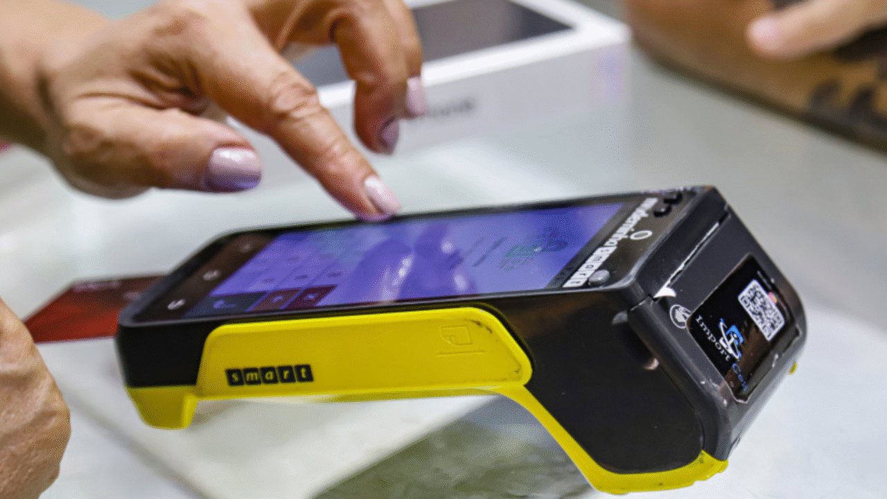 Iniciativas de deputados paranaenses buscam incluir teclados físicos e recursos sonoros em terminais eletrônicos para consumidores cegos.