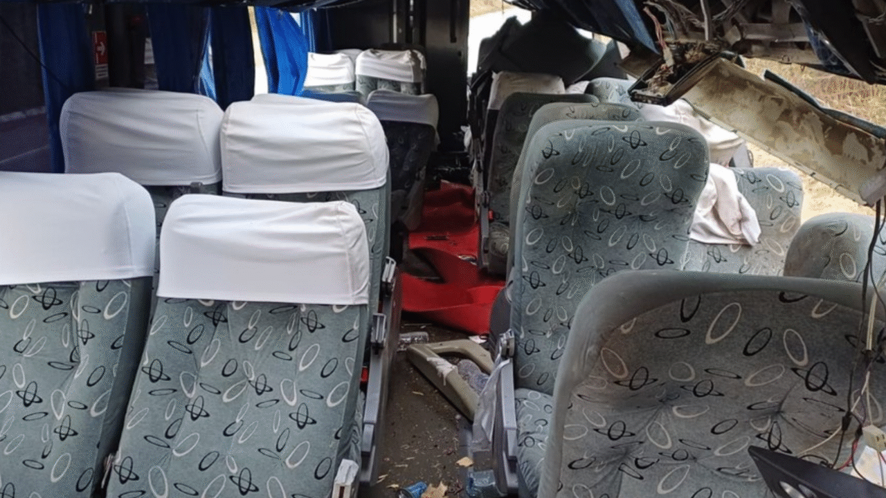Ônibus tomba em curva perigosa da BR-423 e mata 17 pessoas 3 Acidente grave em Saloá deixa 17 mortos e dezenas de feridos após ônibus tombar na BR-423, em Pernambuco.