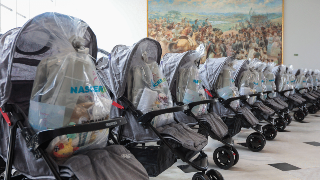 Programa Nascer Bem Paraná leva kits e acompanhamento a gestantes e mães de baixa renda 3 Com investimento de R$ 10 milhões, o programa Nascer Bem Paraná vai distribuir 10 mil kits para recém-nascidos e apoiar gestantes de famílias vulneráveis.