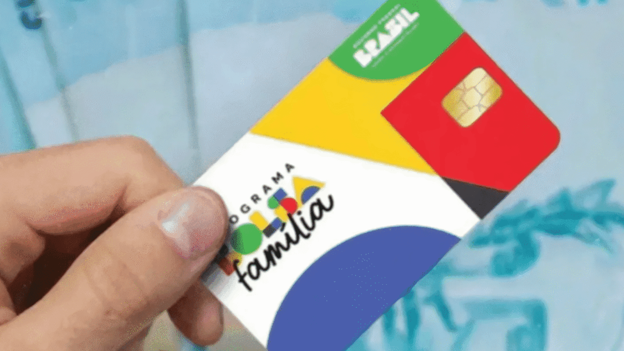 Caixa libera pagamentos do Bolsa Família e Auxílio Gás nesta segunda-feira 3 Caixa inicia pagamento do Bolsa Família de outubro e Auxílio Gás. Beneficiários com NIS final 1 recebem primeiro.