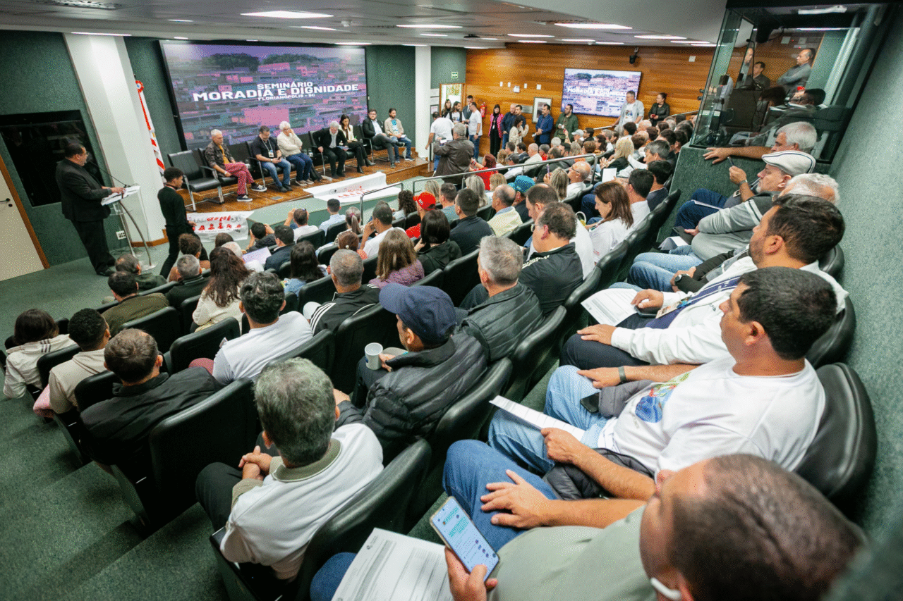 Alesc coloca direito à moradia em pauta e reforça papel político no tema 13 Alesc discute políticas de moradia e reforça papel do Parlamento no enfrentamento ao déficit habitacional em Santa Catarina e no país.