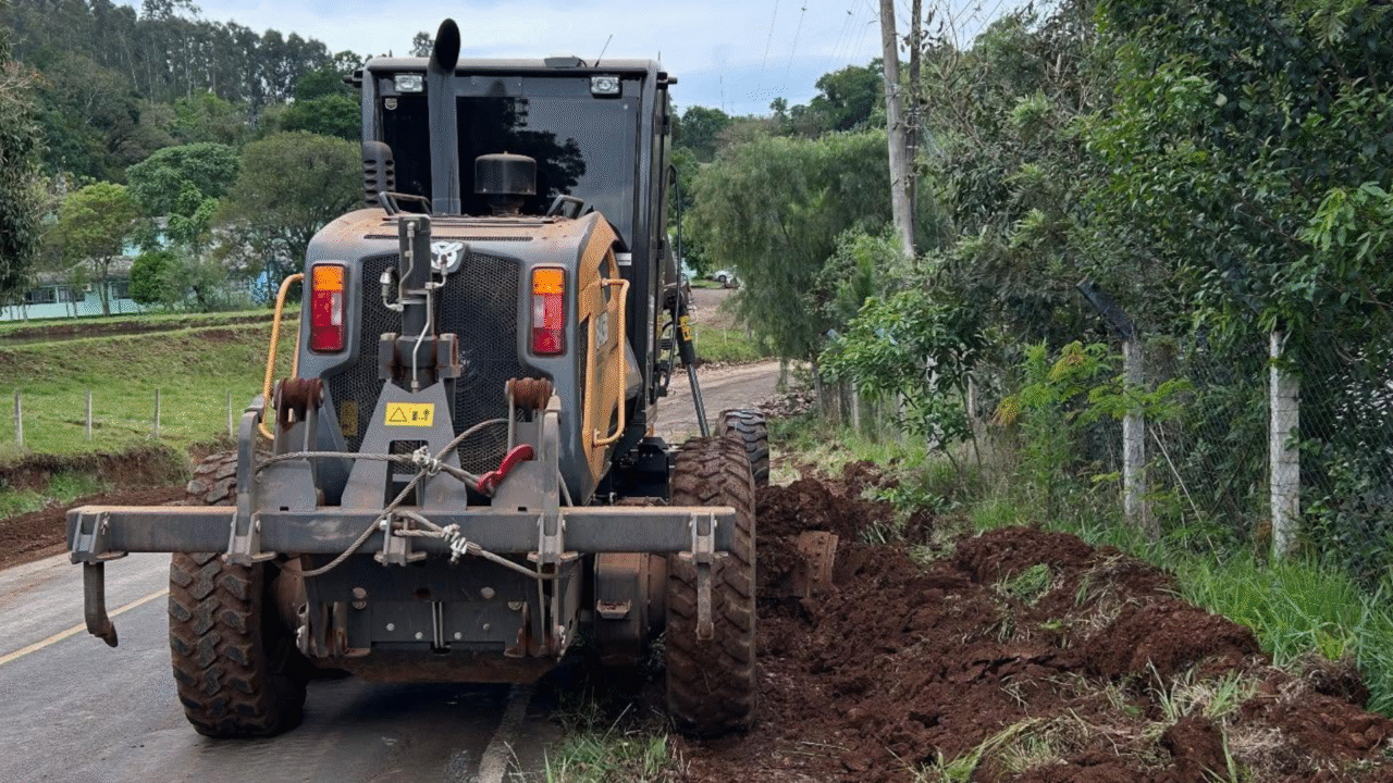 Secretaria de Obras de São José do Cedro realiza melhorias na estrada de acesso à Linha Mariflor 3 crys 3 4