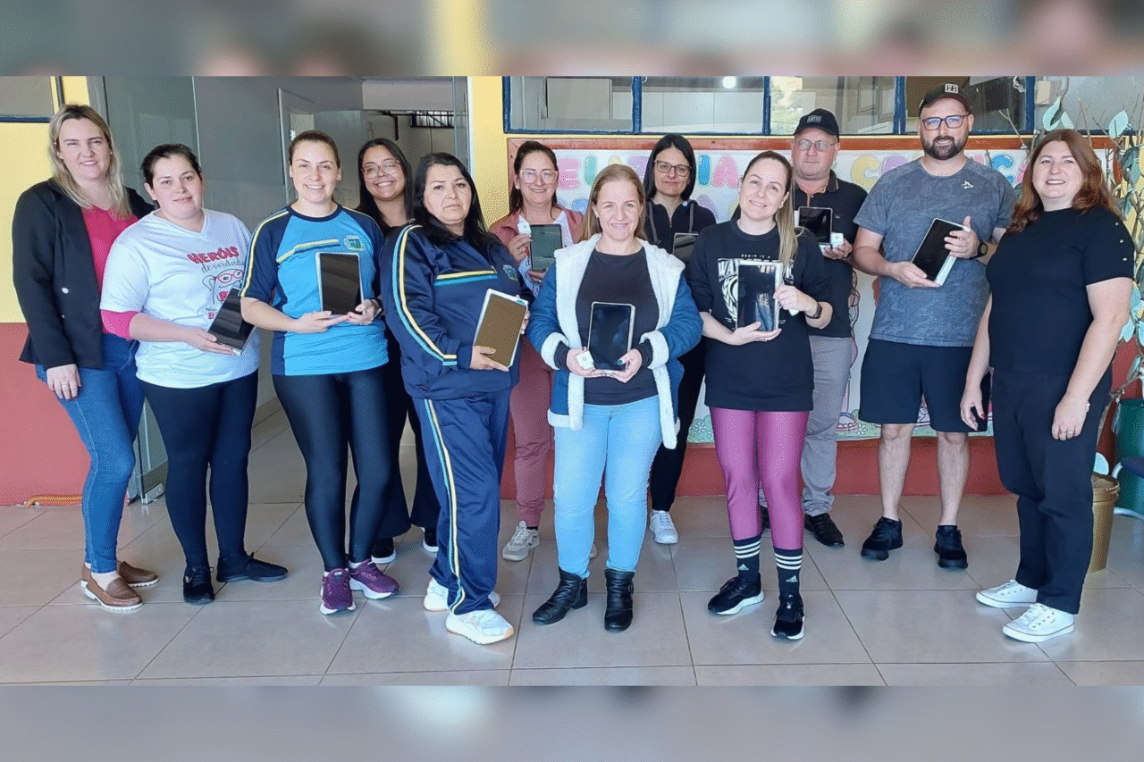Bom Jesus do Sul entrega novos tablets para a Educação e Saúde 10 A Administração de Bom Jesus do Sul adquiriu 27 tablets, sendo 17 para as escolas e 10 para a saúde, modernizando o ensino e facilitando o trabalho dos profissionais municipais