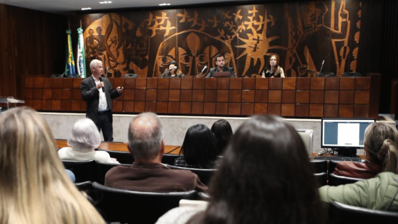 Assembleia do Paraná debate prevenção ao bullying e reforça papel da sociedade 3 Assembleia do Paraná debate ações contra o bullying e destaca o papel da escola, da família e da sociedade na prevenção.