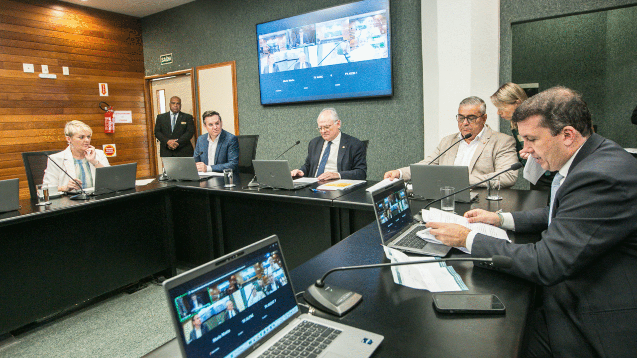 Santa Catarina aprova uso do Cordão de Girassol e amplia políticas de inclusão 3 Comissão aprova regras para o Cordão de Girassol e amplia benefícios no esporte. Projeto reforça políticas de inclusão em Santa Catarina.