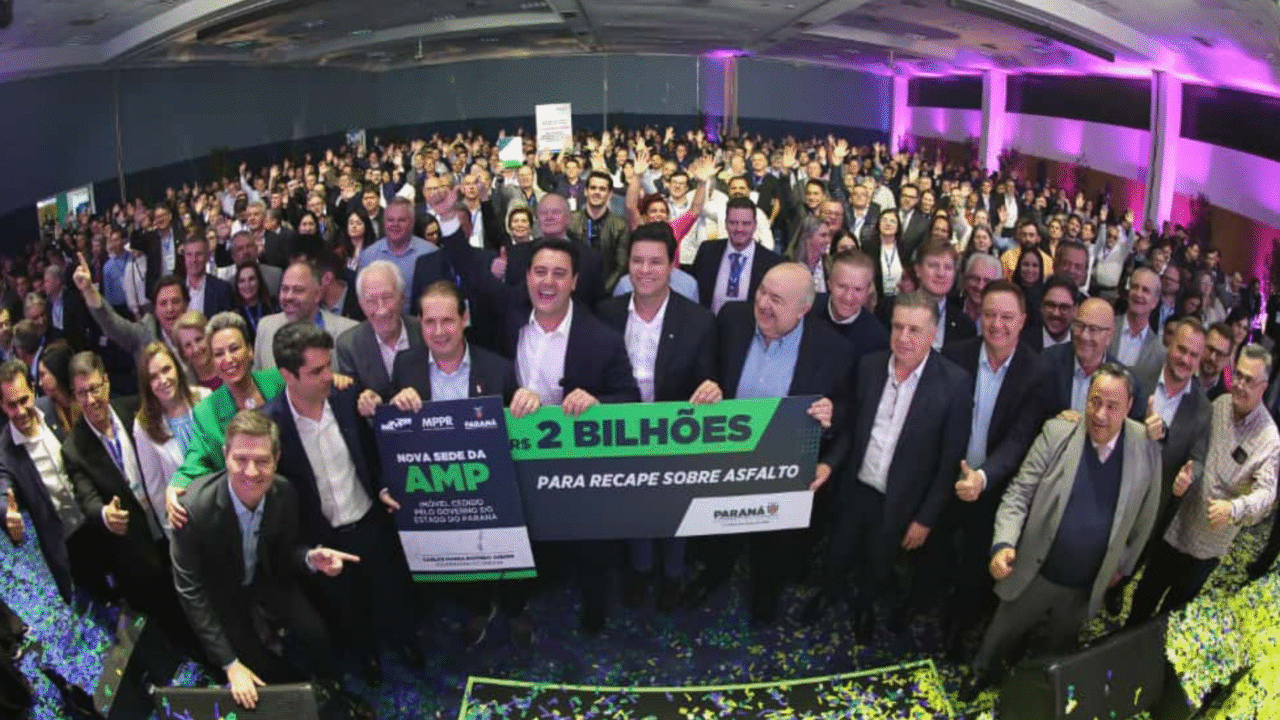 Prefeito Helio Surdi participou de agenda em Curitiba 4 O prefeito e a primeira-dama participaram de encontro promovido pela Associação dos Municípios do Paraná (AMP)