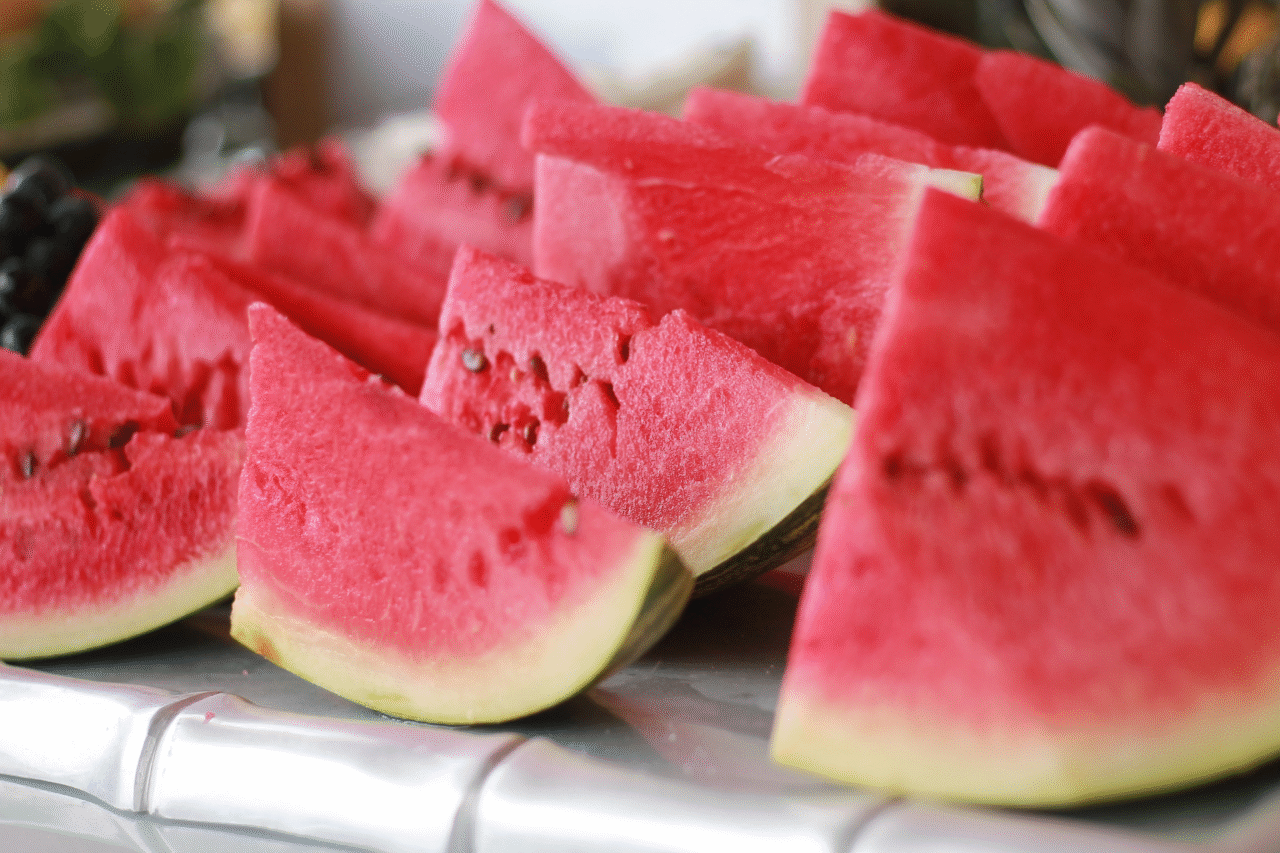 Um copo de chá de melancia pode ser o toque que faltava para sua rotina saudável 3 Melancia e seu chá natural hidratam, desintoxicam e fortalecem o corpo com vitaminas e antioxidantes poderosos.