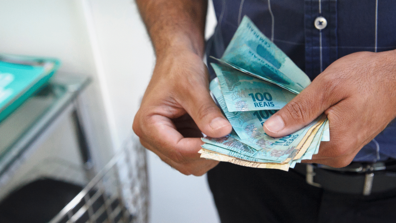Mais de 48 milhões de brasileiros ainda têm dinheiro esquecido em bancos 3 Dinheiro esquecido: milhões de brasileiros e empresas têm valores a receber no Banco Central. Veja como consultar e resgatar.