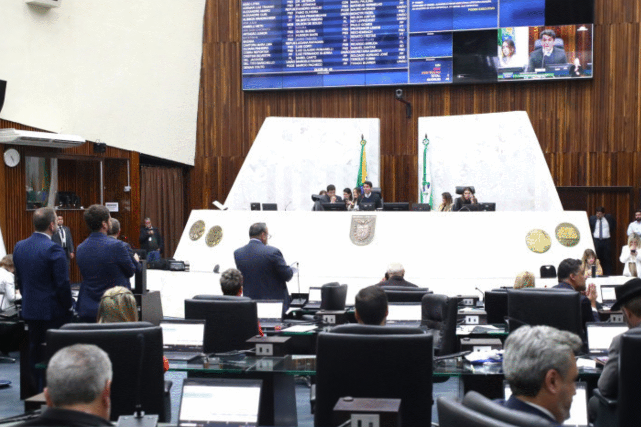 Paraná zera ICMS de energia para hospitais do SUS e de remédio contra hipertensão 3 Decisão unânime da Assembleia Legislativa garante alívio financeiro a hospitais e reduz o custo de um dos medicamentos mais usados no tratamento da hipertensão.