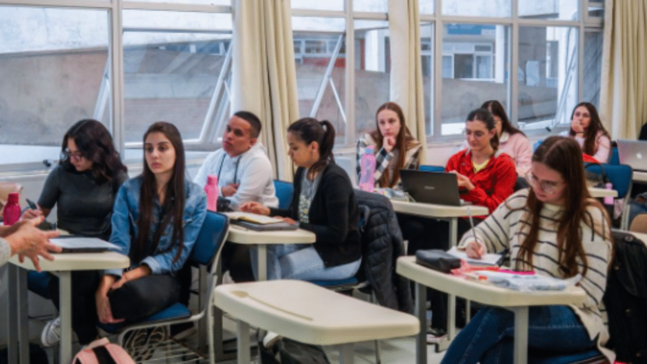 Universidade Gratuita terá novas exigências e punições mais duras em SC 3 Universidade Gratuita ganha novas regras: limite de patrimônio, exigência de residência mínima e penalidades mais rígidas em Santa Catarina.