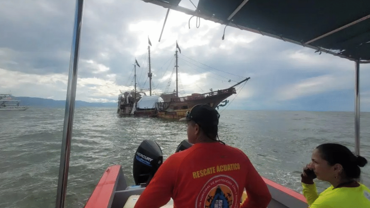 Réplica do navio de Cristóvão Colombo afunda em Puerto Vallarta após falha no sistema de bombas. Ninguém ficou ferido, e o símbolo local está perdido