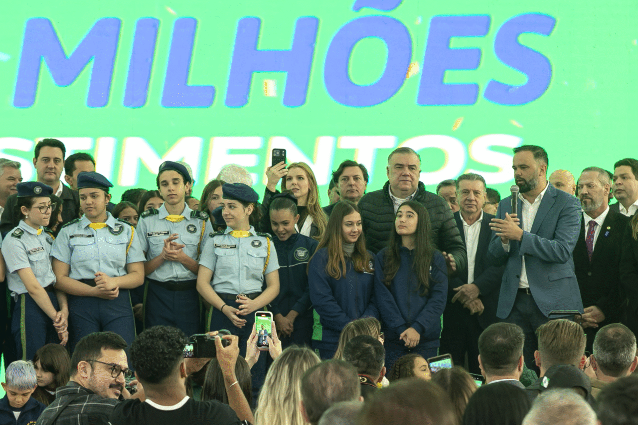 Governo do Paraná investe R$ 235 milhões em tecnologia e inovação para a Educação 3 Com novos programas de inglês e robótica, o Paraná aposta em tecnologia e inovação para transformar a educação pública em referência nacional.
