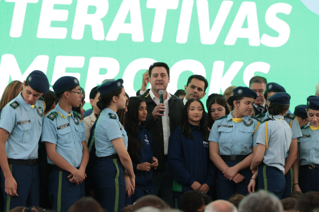 Governo do Paraná investe R$ 235 milhões em tecnologia e inovação para a Educação 4 crys 44 2