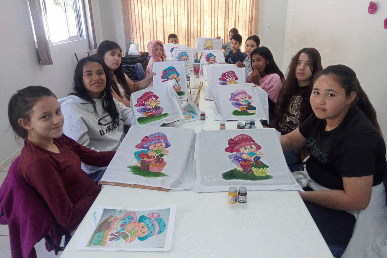 Oficinas de artesanato promove criatividade e convivência no CRAS de Dionísio Cerqueira 3 Aulas semanais de artesanato oferecidas pela Secretaria de Assistência Social estimulam aprendizado, integração e momentos de lazer para a comunidade