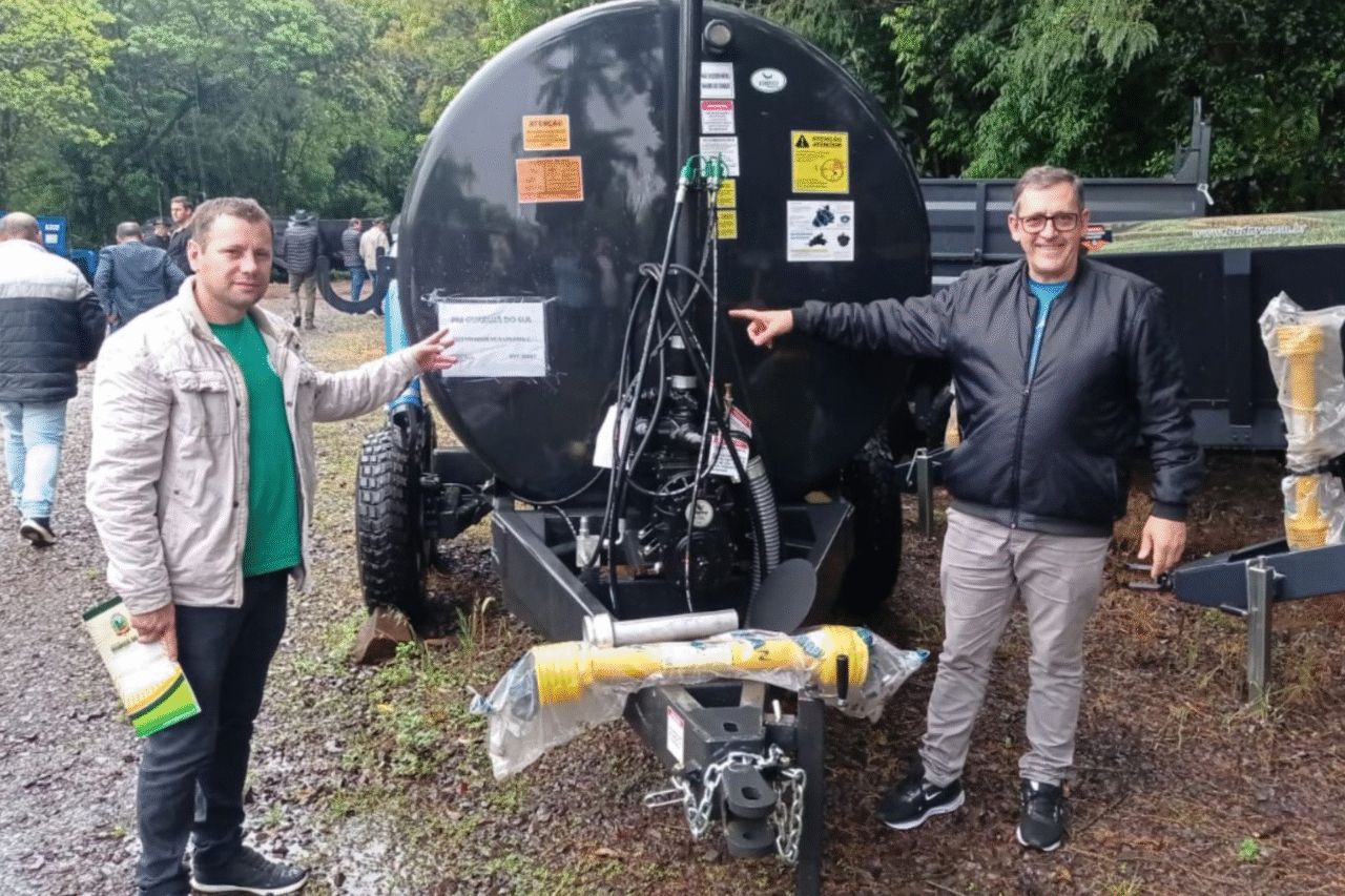 Guarujá do Sul recebe novos equipamentos do Governo do Estado 4 Entre os novos equipamentos o município de Guarujá do Sul recebeu dois distribuidores de adubo orgânico líquido