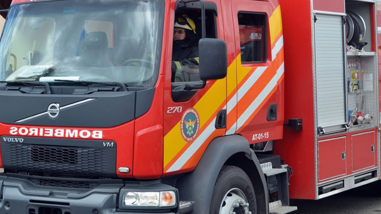 Menino de 3 anos morre carbonizado em incêndio em Boa Vista; mãe é presa por abandono de incapaz após deixar criança sozinha em casa.