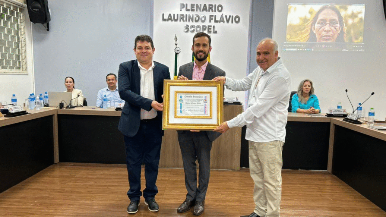 A homenagem ao delegado foi proposta pelo vereador Sérgio de Mattos e aprovada por unanimidade, em reconhecimento aos serviços prestados