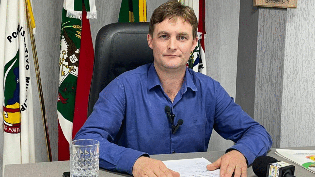 Presidente do Legislativo de Dionísio Cerqueira faz balanço de projetos e destaca conquistas recentes 3 O presidente da Câmara comenta propostas em tramitação, atividades culturais e premiações conquistadas por agricultores do município